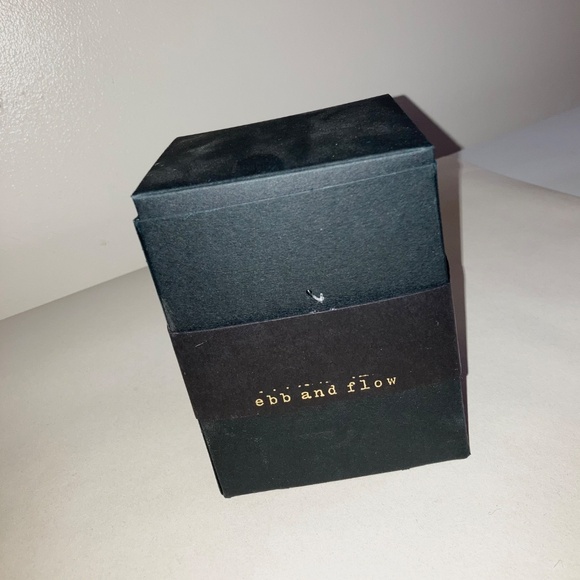 Ebb and Flow Violet Noir Soy Candle 65 HR Burn Time - Picture 2 of 4